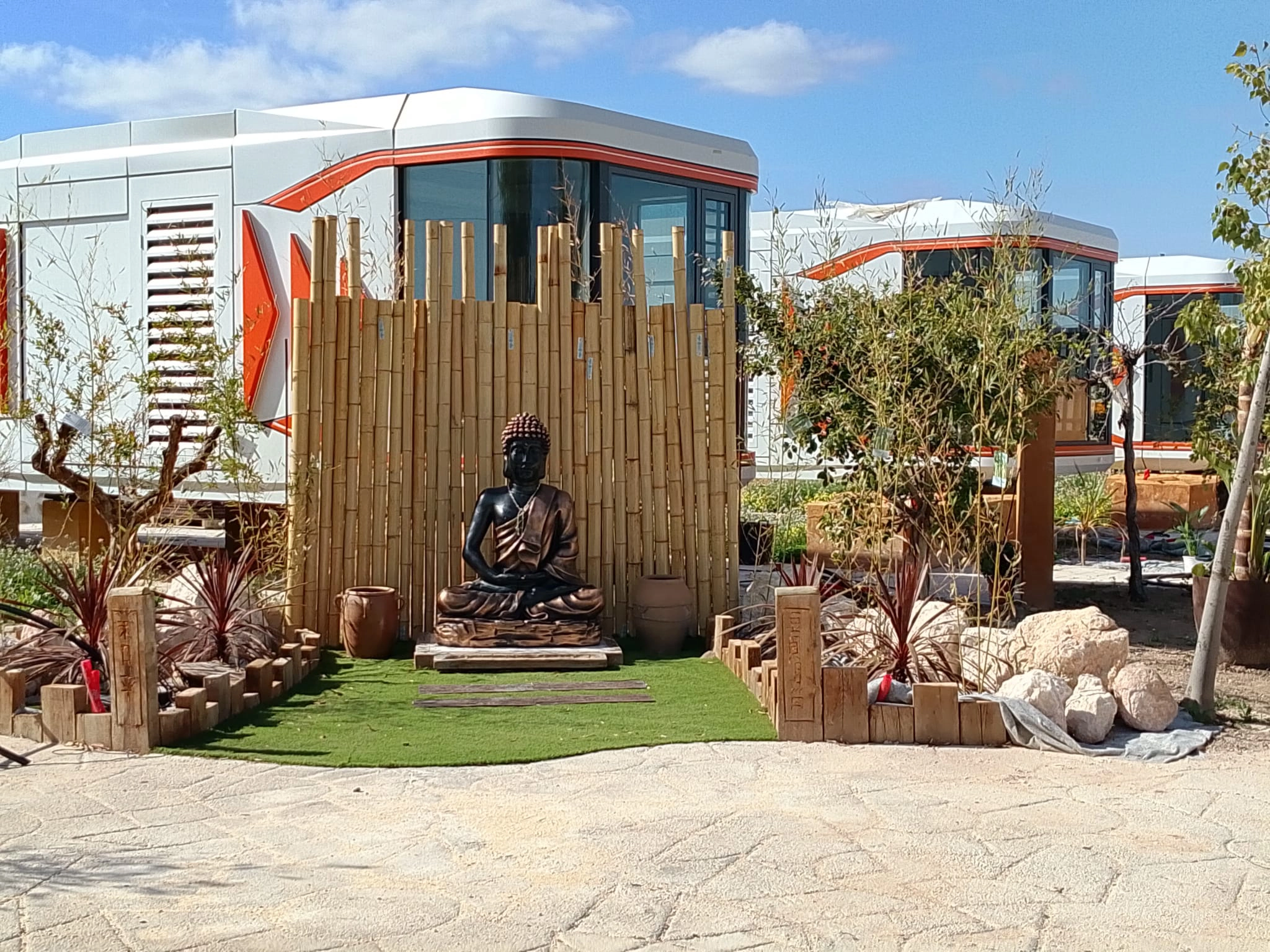 Vista exterior de capsula con jardines