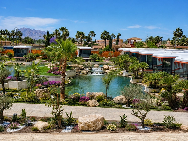 Cápsulas futuristas y jardín mediterráneo en Kambalache EcoResort Catral
